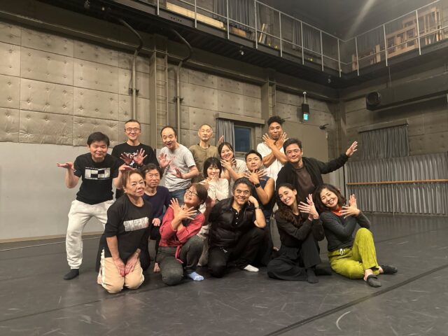 🕊️【火の鳥ワークショップ】
ご参加いただいた皆様、2日間本当にありがとうございました!
小池博史が長年探求してきた「スロームーブメント」など独自の表現メソッドを実践しながら、自分自身の心と身体を深く見つめていただけた時間になったのではないでしょうか。
皆様それぞれの日常生活において、新たな「表現の芽」が大きく育っていくことを期待しております🌱
また次回のご参加を心よりお待ちしています!
#火の鳥ワークショップ
#小池博史
#スロームーブメント
#舞台芸術
#身体表現
#表現ワークショップ
#パフォーミングアーツ
#自己発見
#心と身体
#表現力を育む
#創造する身体
#アートワークショップ
#内なる創造性
#自分を開く時間
#表現の芽