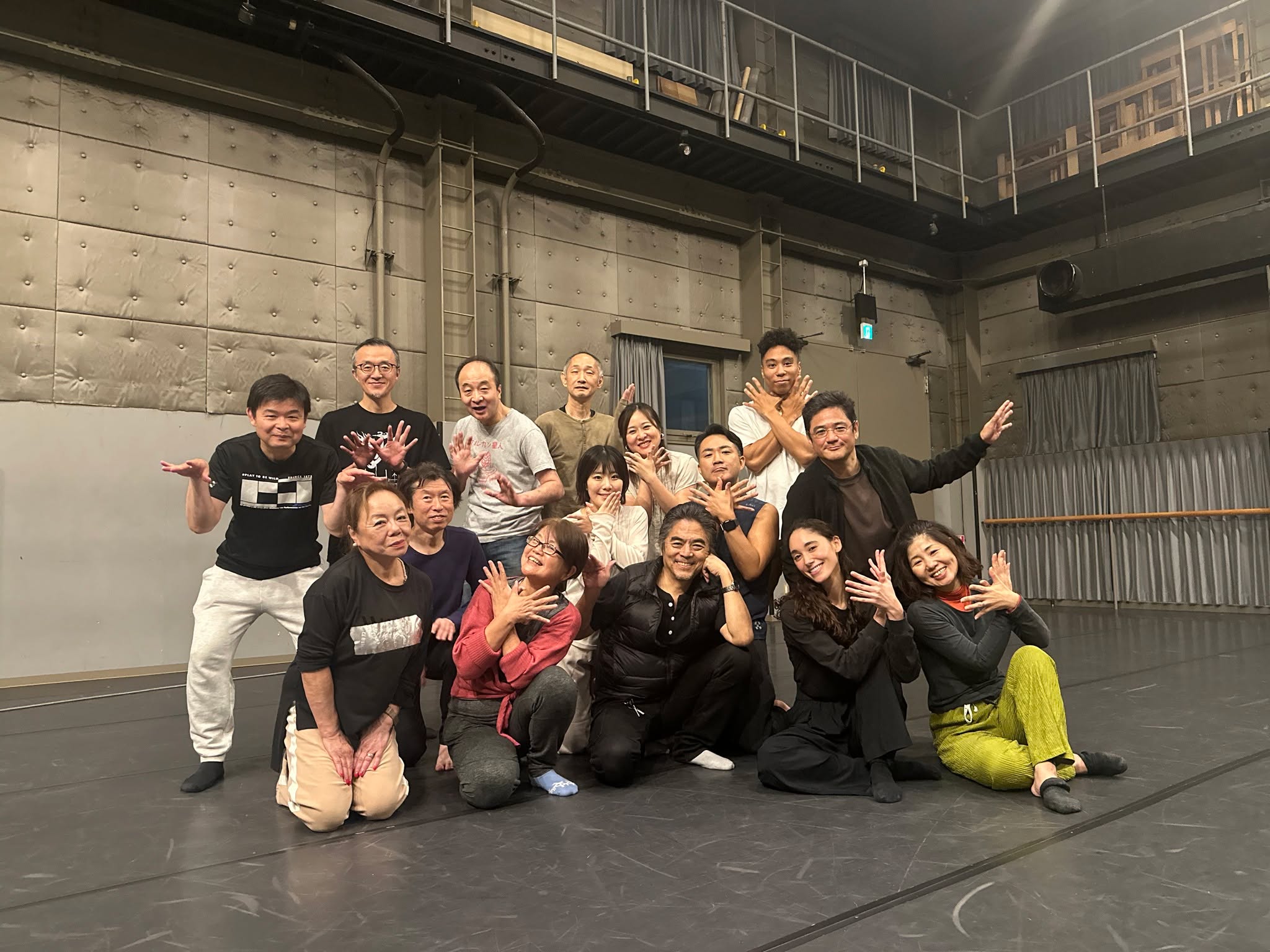 🕊️【火の鳥ワークショップ】
ご参加いただいた皆様、2日間本当にありがとうございました!
小池博史が長年探求してきた「スロームーブメント」など独自の表現メソッドを実践しながら、自分自身の心と身体を深く見つめていただけた時間になったのではないでしょうか。
皆様それぞれの日常生活において、新たな「表現の芽」が大きく育っていくことを期待しております🌱
また次回のご参加を心よりお待ちしています!
#火の鳥ワークショップ
#小池博史
#スロームーブメント
#舞台芸術
#身体表現
#表現ワークショップ
#パフォーミングアーツ
#自己発見
#心と身体
#表現力を育む
#創造する身体
#アートワークショップ
#内なる創造性
#自分を開く時間
#表現の芽