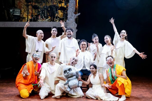 『世界望郷の旅』
Journey to World Nostalgia

6/18–24 下北沢 ザ・スズナリ

初日公演を終了しました！
大勢の方にご来場いただき、ありがとうございました。
公演は6月24日（水）まで。
劇場でしか体験できない熱量を、ぜひ体感しにいらしてください！
下北沢のザ・スズナリで、キャスト&スタッフ一同お待ちしております！

各回残席わずか！
ご予約お急ぎください🏃‍♀️

▼詳細・予約 https://bit.ly/4tuyL1i

またはプロフィールリンクから！

クレジットカード決済が難しい方は 📩 hkbpyoyaku@gmail.com まで下記をお知らせください。

①お名前
②メールアドレス
③ご希望日時