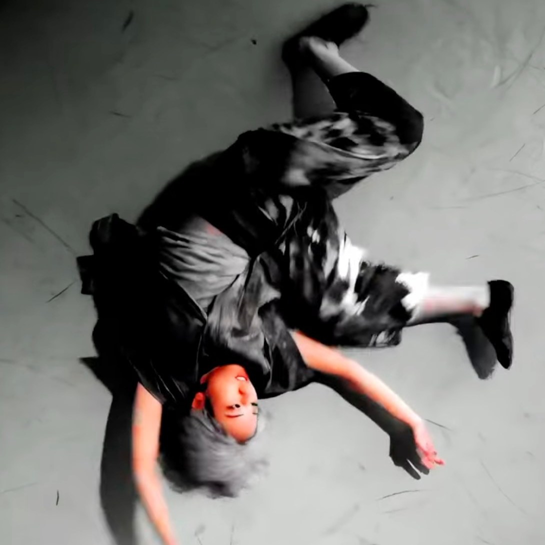 映画 「we-入口と世界の出口」は12月12日(金)までの上映となります
この機会をぜひお見逃しのないようにおこしください。
2023年に初演、翌年に早くも再上演され、多くの観客を熱狂させた小池博史の人気舞台「WE-入口と世界の出口」が、“映画版『WE-入口と世界の出口』”として映像化!
躍動感あるカットや、リアルタイムカメラの映像も映画ならではの編集が加わり、舞台を観に来てくださった方にも、記憶が蘇るとともに新鮮な感覚で観ていただけるはず!
そして、小池作品のことは気になっているけど、観たことはない…という皆様!
思い立ったその日の夜に、小池作品を知ってみるのはいかがでしょうか?
★詳細はこちら
https://kikh.com/works/we_movie/
📅公開:公開中(12/12まで)
21:00 から1時間上映
📍上映館:シアター・イメージフォーラム(渋谷)
〒150-0002 東京都渋谷区渋谷2丁目10-2
#小池博史 #白尾一博 #WE入口と世界の出口 #舞台 #映画 #小池博史ブリッジプロジェクトODYSSEY #シアターイメージフォーラム #映画公開 #舞台芸術 #実験映画