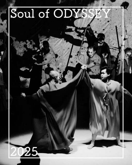 .
【2025 Performance Archive🌊】 
2/22〜28 ｢Soul of ODYSSEY｣ @ ザ・スズナリ

「火の鳥プロジェクト」第2章として上演された今作。
 魅力的なキャラクターたちと大迫力の嵐で、身体表現・音響・映像が一体となった「パノラマ体験」を追求しました。
混迷する現代における「魂の旅」を描き出した一週間。
ご来場いただいた皆様の記憶に、今もあの風が吹いていれば幸いです。

Photo by Hiroshi Koike／Mayu Nakagawa

★公演HP
https://kikh.com/works/soul-of-odyssey_tokyo/

2026年6月、スズナリでの新作公演「世界望郷の旅」を予定しております。
続報をお楽しみに！

#2025performance #小池博史ブリッジプロジェクトODYSSEY #HiroshiKoikeBridgeProject #SoulofODYSSEY #演劇 #ザスズナリ