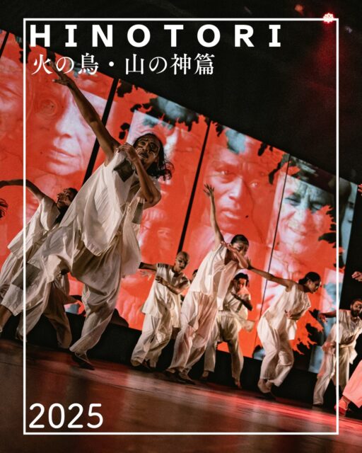 .
【2025 Performance Archive⛰️🦅】 
9/13 「HINOTORI 火の鳥・山の神篇」@ロームシアター京都 サウスホール
10/11~14 「HINOTORI 火の鳥・山の神篇／海の神篇」@なかのZERO 大ホール

2022年から始まった「火の鳥プロジェクト」の集大成。
これまでの公演で紡いできた様々なシーンも組み込まれ、一つの叙事詩へと昇華していきました。
現実と幻想が交差するステージに、火の鳥が舞い降りる。 
それは終わりの予感だったのか、あるいは新たな始まりだったのか。 
五感を直接揺さぶるような、原始的な生命力に満ちた空間でした。

Photo by #InoueYoshikazu #TomoyuquiHiguchi #MayuNakagawa #HiroshiKoike

★公演HP
https://kikh.com/works/hinotori/

#2025perfoemance #小池博史ブリッジプロジェクトODYSSEY
