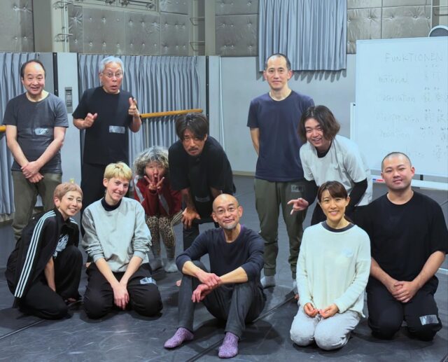 【FUNKTIONEN ワークショップ by 松島誠】
ご参加いただいた皆様、2日間にありがとうございました！
パフォーマー松島誠さんによる、パフォーマンスをする上での5つの機能を解説&実践。自身の身体、他者の身体、五感、空間、時間といった様々な要素とのケミストリーにどっぷり浸った2日間だでした。
バラエティ豊かなバックグラウンドの参加者それぞれにとって発見と変化があったのでは！？それのIt is better to do という行動に繋がっていきますように！
また次回のご参加を心よりお待ちしています！
協力：公益法人 セゾン文化財団

#FUNKTIONEN
#松島誠
#機能
#舞台芸術
#身体表現
表現ワークショップ
パフォーミングアーツ
自己発見
心と身体
表現力を育む
創造する身体
アートワークショップ