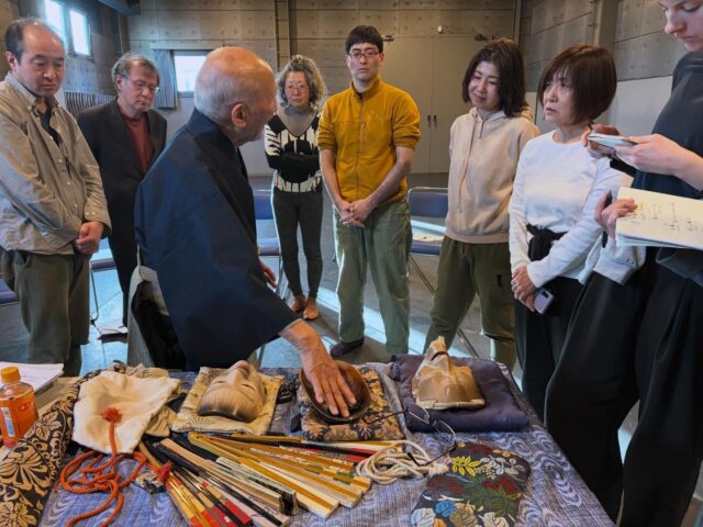 【能楽の身体ワークショップ by シテ方観世流能楽師 津村禮次郎】
重要無形文化財「能楽」を保持させれる津村禮次郎先生による２日間のワークショップにご参加いただいた皆さま、ありがとうございました！
能面、装束などを持参くださり、能楽という言葉が誕生するまでの歴史、身体の扱い、能楽にまつわるアレコレ、実際に面（能面）を付けて感じる物理的な視界の狭さだけではなく、道具の持つエネルギーを体験したり、盛りだくさんの内容でした。

協力：公益法人 セゾン文化財団

#津村禮次郎
#重要無形文化財 
#能楽 
#機能
#舞台芸術
身体表現
表現ワークショップ
パフォーミングアーツ
自己発見
心と身体
表現力を育む
創造する身体
アートワークショップ