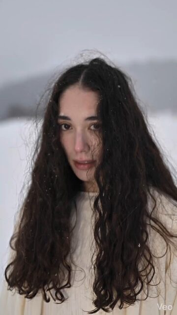 6月公演『世界望郷の旅』の重要なテーマの1つが、記憶。
出会い、別れ、幼い頃の楽しい思い出…
もしその記憶が実は「ウソ」だったとしたら、あなたはどうしますか?
【早割チケット販売中!】
通常価格よりもお得にご購入いただける「早割チケット」を販売中です!
期間・数量限定ですので、お早めに!
チケットはこちら→https://bit.ly/4sBOwUh
【販売価格】
通常価格 一般: ¥6,000 →早割価格:¥5,000
通常価格 U25: ¥3,500 →早割価格:¥3,000
*予定枚数に達し次第、販売を終了させていただきます。早めの購入をお勧めします。
🔗公演詳細・お申し込み はプロフィールバイオのリンク、【早割案内】世界望郷の旅、から!
「世界望郷の旅」/ Journey to World Nostalgia
6/18 - 6/24 ザ・スズナリ
僕らの記憶は、誰かの捏造(ウソ)。
これは、‘25歳の赤ん坊’たちの暴走劇。
近未来。知能は大人、心は0歳。ロボットではないが、人でもない。使い捨ての「道具」として生産された’25歳の赤ん坊’たち。
27歳で死ぬ運命を刻まれた彼らが、自らの生を突き動かした瞬間、世界に強烈な「バグ」が走る。
狂い出す時間、壊れる秩序。 支配するのは神か、時か、それとも音楽か?
日本、インド、マレーシア。多国籍なパフォーマーと、二人の神的存在(♬)による生演奏が激突。スズナリを揺さぶる圧倒的リズムとライブ感。
加速する’25歳の赤ん坊’の暴走を、その目と耳で目撃せよ!
#世界望郷の旅
#小池博史ブリッジプロジェクトODYSSEY
作・演出・構成・振付:小池博史
出演:
Lee Swee Keong(舞踏家/マレーシア)
Moon Moon Singh(俳優・舞踊家/インド)
今井尋也(能役者・小鼓演奏家/ライフアートユニオン)
池野拓哉(舞踊家・俳優)
綾田將一(俳優)
壱弥(日本舞踊家)
津山舞花(舞踊家・俳優)
ジャスティス エドワーズ(パルクールアーティスト)
河合ケネディ(舞踊家・俳優)
演奏・作曲:
下町兄弟(ラップ・声・パーカッション)
太田豊(横笛・サックス・ギター・声)
公演情報
公演日: 6月18日〜24日(全9公演)
会場: ザ・スズナリ(東京都世田谷区北沢1-45-15)
・上演時間:約 1時間35分(途中休憩なし)
6/18㈭ 19:00
6/19㈮ 19:00
6/20㈯ 13:30/18:00★
6/21㈰ 13:30
6/22㈪ 19:00
6/23㈫ 13:30★/19:00
6/24㈬ 13:30
★:終演後アフタートーク予定
受付:開演30分前 開場:開演20分前
・チケット料金:
【早割チケット(~5/8)】一般: 5,000円/U25割: 3,000円
枚数限定 なくなり次第終了
【通常チケット(5/9~】一般: 6,000円/U25割: 3,500円
(全席自由席)
詳細は https://bit.ly/4devA9w